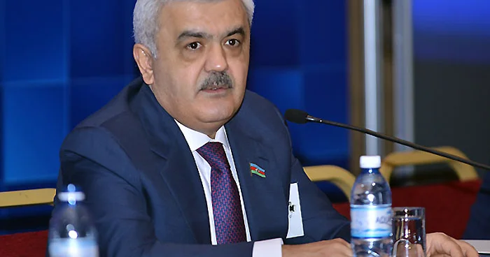 Rövnəq Abdullayev yeni naziri kollektivə təqdim edib