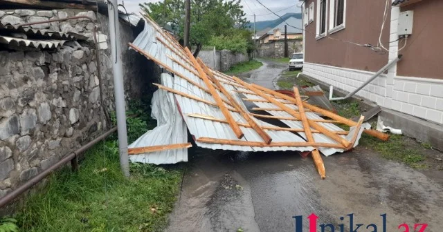 Qaxda külək evin damını uçurdu FOTOLAR