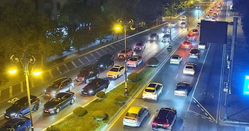 Paytaxt yolları gecə saatlarında keçilməz oldu SİYAHI