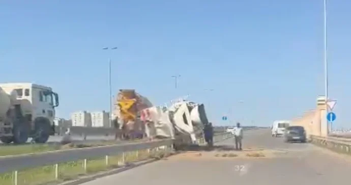 Beton maşını yoldan çıxdı: Əraziyə beton yayıldı VİDEO