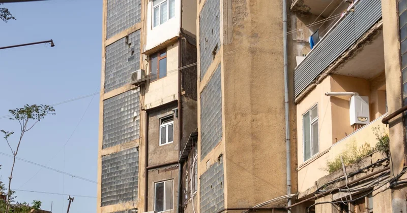 Опасная стена в Баку может рухнуть в любой момент: люди живут в страхе наш спецреп