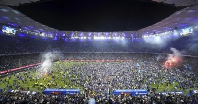 Komanda Bundesliqaya yüksəldi, meydanda belə vəziyyət yarandı Video