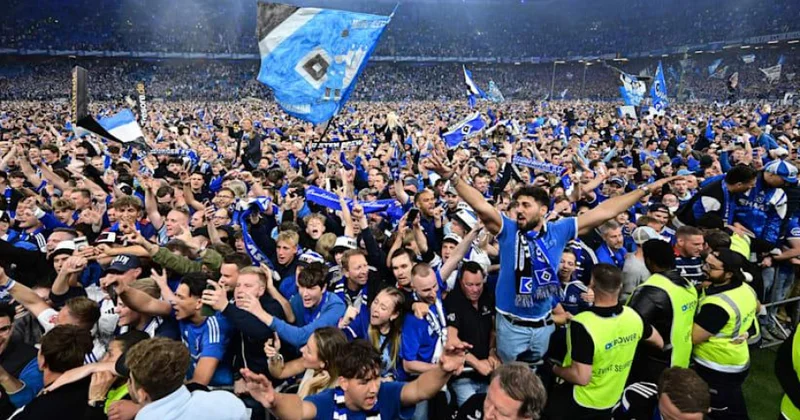 “Hamburq” klubunun Bundesliqaya yüksəlməsini qeyd etmək üçün meydana axışan azarkeşlərin 44 ü xəsarət alıb