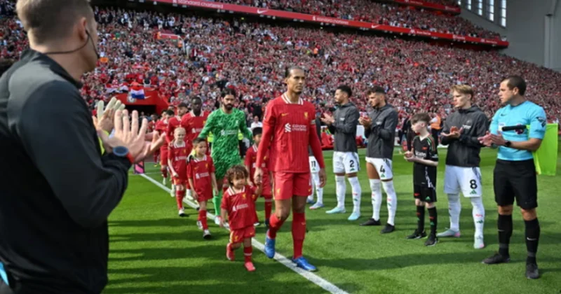 Arsenal ın azarkeşləri və futbolçularından Liverpul a çempionluq təbriki