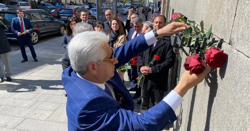 Sankt Peterburqda ümummilli lider Heydər Əliyevin xatirəsi ehtiramla anılıb FOTO