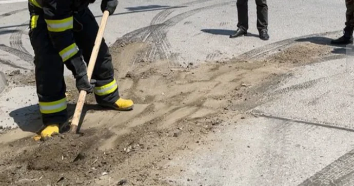 Sumqayıtda yola işlənmiş avtomobil yağı töküldü FOTO