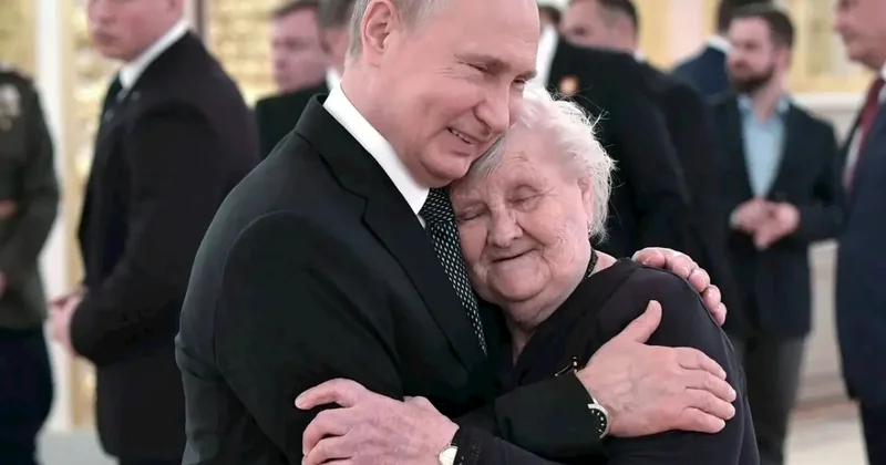 Putin ilk müəllimi ilə Kremldə şam etdi