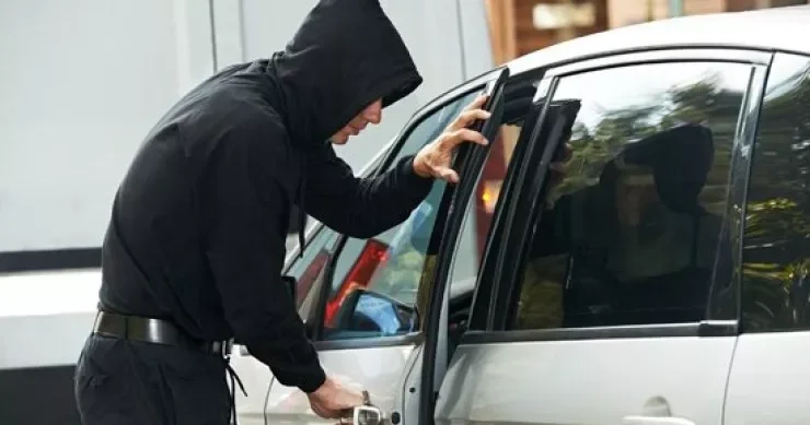 Xırdalanda qapısı açıq qalan maşın qarət olundu