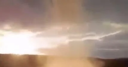 Редкий водяной смерч сняли на реке Кама ВИДЕО