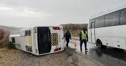 Türkiyədə məktəb avtobusu aşdı Yaralılar var