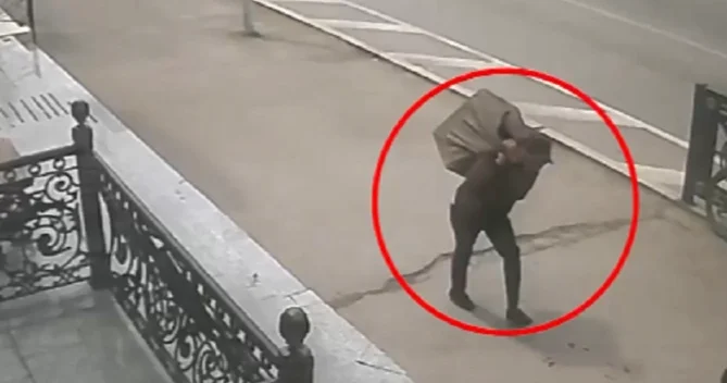 Bakıda mağazadan seyfi oğurladı, çiyninə ataraq apardı ANBAAN VİDEO