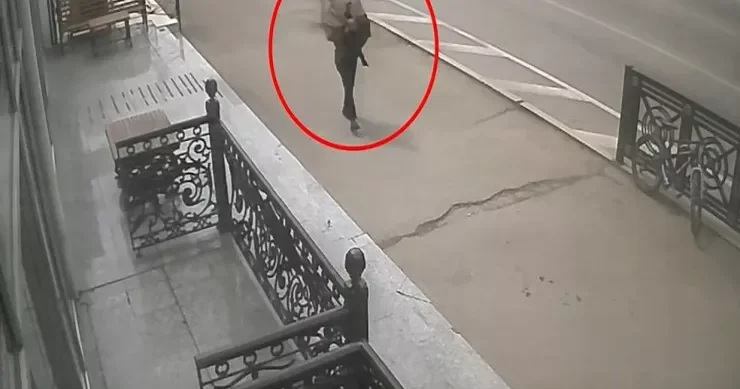 Bakıda ŞOK: oğurladığı seyfi belinə alıb apardı VİDEO