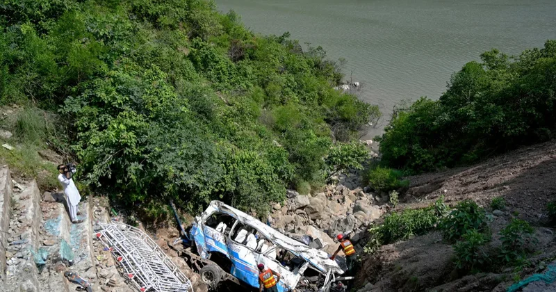 Mikroavtobus uçuruma aşdı Ölənlər və yaralananlar var