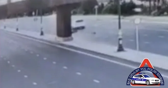 Bakıda DƏHŞƏT Motosikletçi piyada keçidinin sütununa çırpılıb ÖLDÜ ANBAAN VİDEO