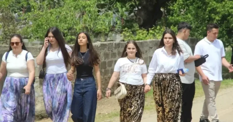 Ər axtarmaq üçün yüzlərlə kənd qızı o küçəyə axın etdi FOTOLAR