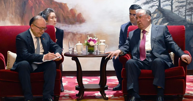 Эмомали Рахмон провел встречу с председателем совета директоров CITIC Group