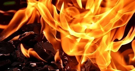 Xüsusi hərbi əməliyyat üzvü ailəyə yanan evdən qaçmağa kömək edir...