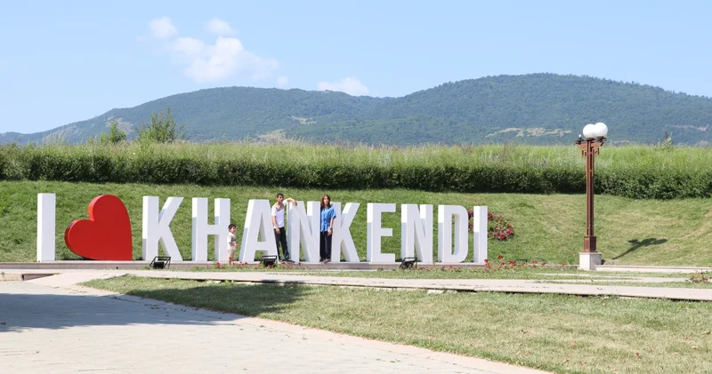 Xankəndidə iqlim şəraitinə uyğun güllər əkilir FOTOLAR