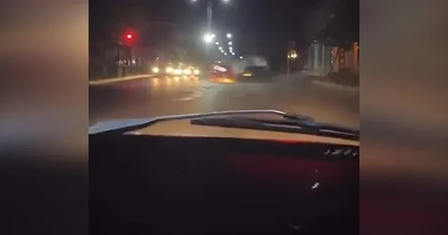 “Qırmızı”da keçən avtomobil ağır qəza törətdi Video