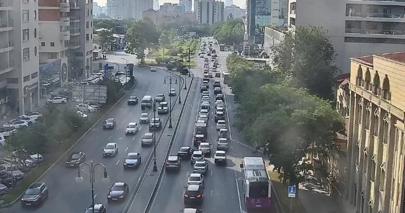 На ряде улиц и проспектов Баку затруднено движение транспорта