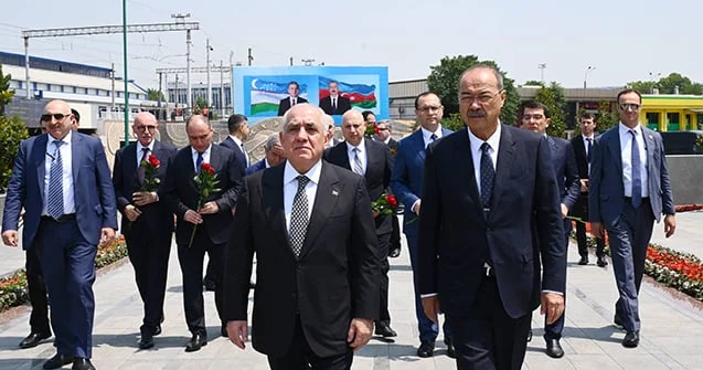 Baş nazirlər Heydər Əliyevin barelyefini ziyarət etdi Fotolar