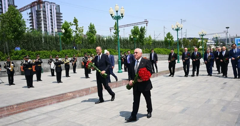 Премьеры Азербайджана и Узбекистана посетили барельеф Гейдара Алиева в Ташкенте