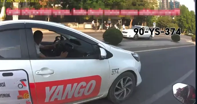 Taksi sürücüsü motosikleti sıxışdırıb qorxulu anlar yaşatdı VİDEO