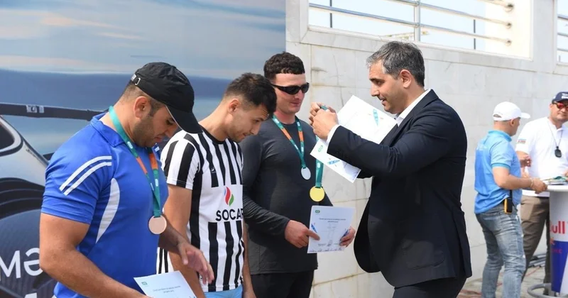 Dövlət qurumlarının əməkdaşları arasında avarçəkmə yarışı keçirilib FOTO