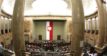 Polşa hökuməti etimadsızlıq səsverməsini üstələyib