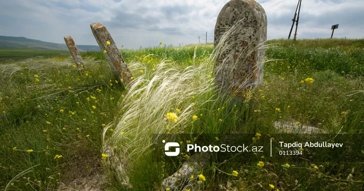 ФОТОРЕПОРТАЖ с древнего кладбища в Гобустане