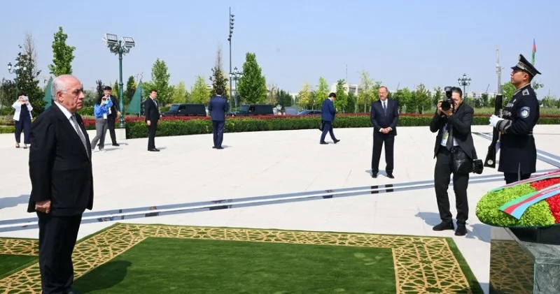 Əli Əsədov Daşkənddə Müstəqillik abidəsini ziyarət edib
