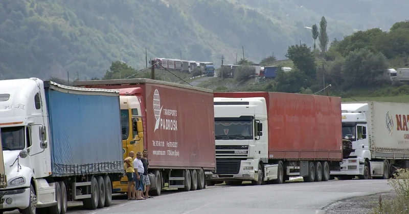 Ermənistan çaxırı ilə dolu onlarla yük maşını Rusiya ərazisinə buraxılmır