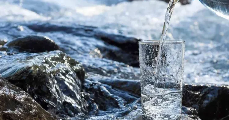 İstilikdə mineral su tərlə itirilən duzları bərpa edir