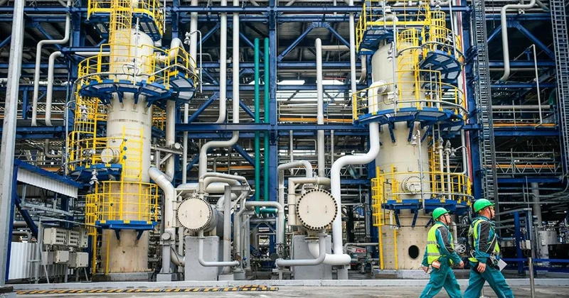 ЕС продолжает покупать нефть и газ из России