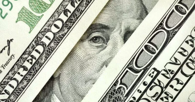 İnsanlar kütləvi şəkildə dollar alırlar: Nə baş verir?