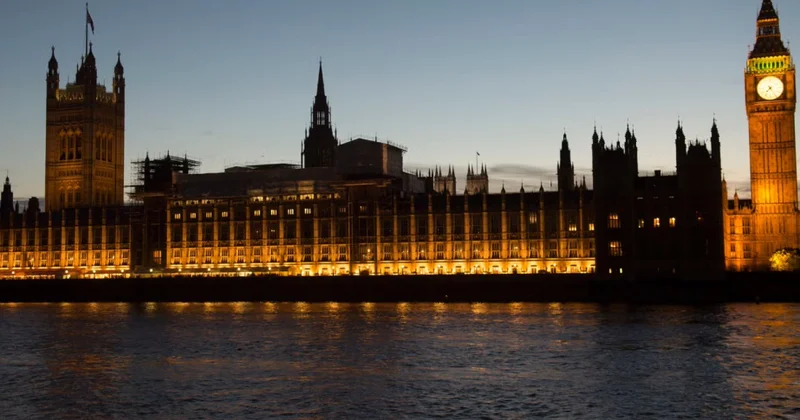 Böyük Britaniyada parlament binasında gizlənən qadın saxlanılıb