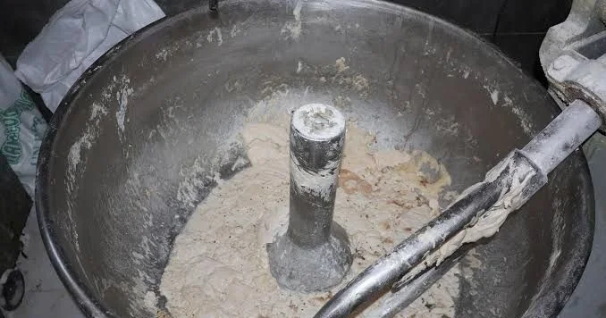 Çörəkxanada iyrənc mənzərə Şirniyyatdan həşəratlar çıxdı