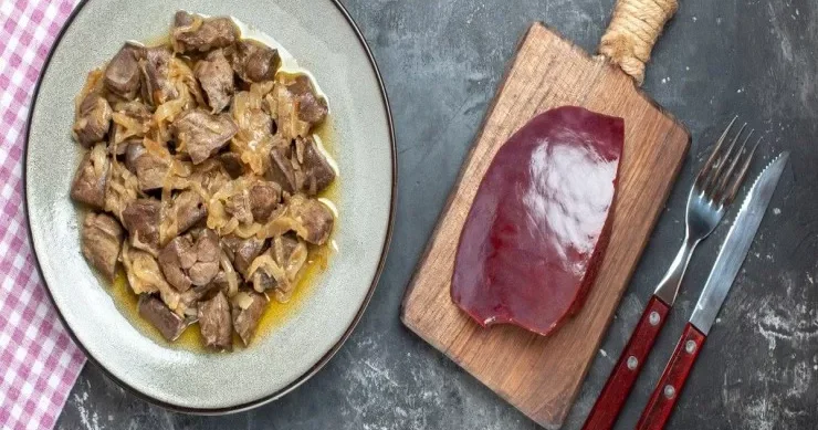 Nə su, nə də süd: qaraciyəri yumşaq etmək üçün nə ilə islatmaq lazımdır?