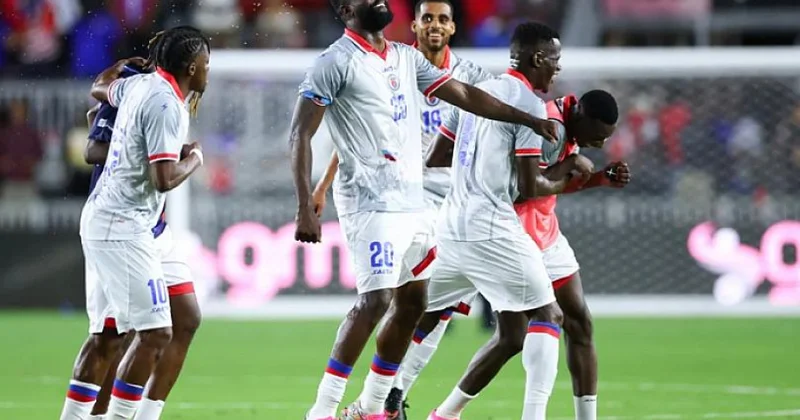 Haiti Futbol Federasiyası FIFA nın tələbi ilə oyun formalarını dəyişdirməyə razı olub