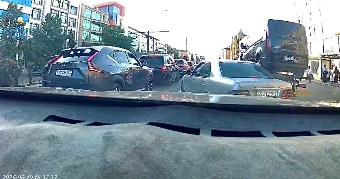 Bakıda “Mercedes” sürücüsü piyada və avtomobilə təhlükə yaratdı VİDEO