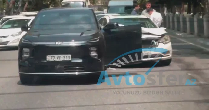 Bakının mərkəzində zəncirvari qəza; “Prius”, “KIA” və Changan” toqquşdu VİDEO