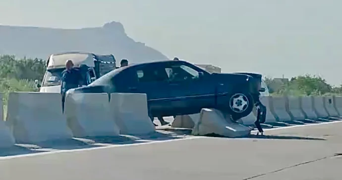 İdarəetmədən çıxan “Mercedes” beton maneənin üzərinə dırmandı VİDEO