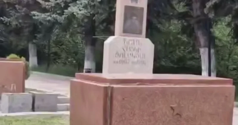 Rusiya səfirliyi Gümrüdə memorialın təhqir olunmasını pisləyib