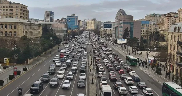 Nəqliyyat sıxlığını azaltmaq üçün yeni addım: İş saatları dəyişə bilər