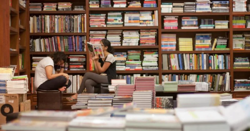 “Gənc nəsil daha çox internetə meyl etsə də kitab oxuyanlar da çoxdur”