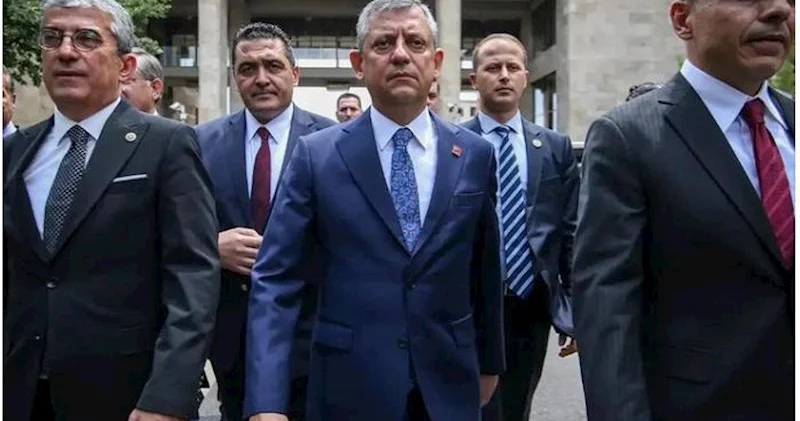 Özgür Özəl 28 deputatla birlikdə istefa verdi Qurultaya getmək üçün