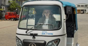 Hindistan elektrik “tuk tuk”larını kütləvi şəkildə qəbul edir...