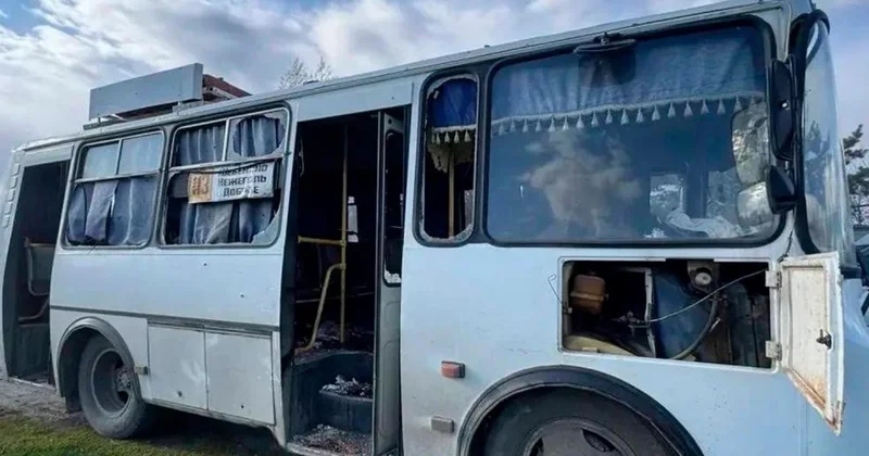 При ударе дрона по автобусу в РФ погибла женщина, еще 11 человек ранены