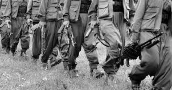 PKK 41 ildən sonra silahlarını bu mağarada yerə qoydu: 4 lider, 30 nəfərlik qrup silahını yandırdı VİDEO, FOTOLAR