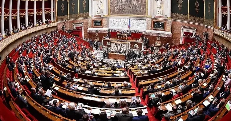Fransada üç deputatın mandatı ləğv edilib